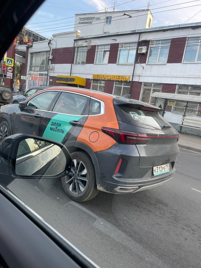 Когда время вышло, парковаться можно и на дороге 😄