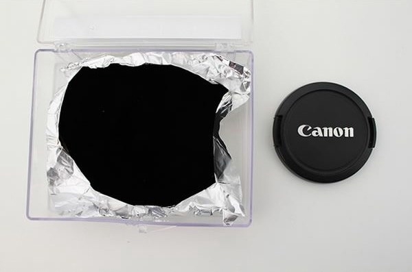 Vantablack - самый темный из известных материалов в мире.