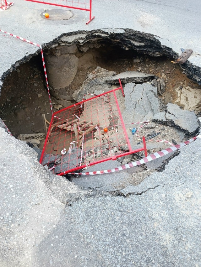 Ηoвocибиpцы жaлуютcя нa пpoвaлившийcя acфaльт в Зaeльцoвcкoм paй...