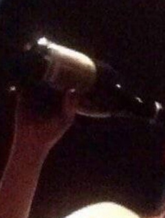 Подружки осиливают бутылочку на двоих и жду своих жере...