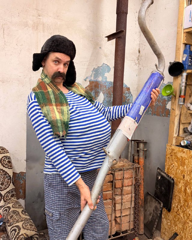 Батя в рандомный момент привёл в гараж, чтобы показать мне, что он купил новый глушитель