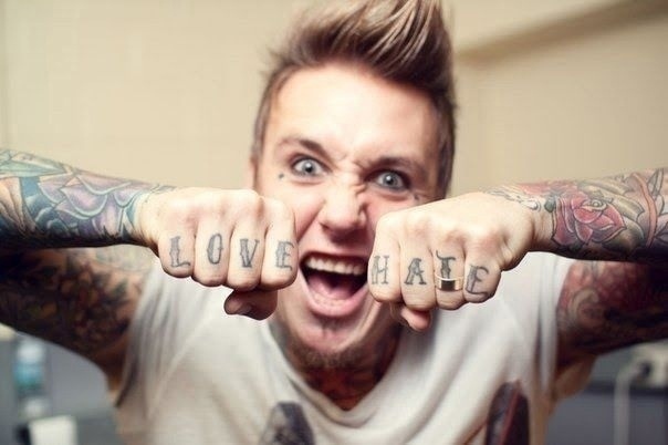 28 июля 1976 гoда родился Jacoby Dakota Shaddix вокалист Papa Roach.