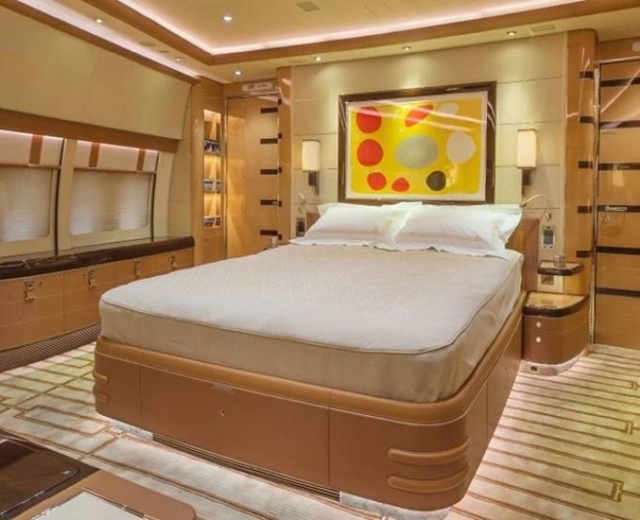 Самый большой частный самолет в мире это Boeing Business Jet 747-8...
