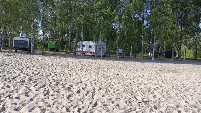 А разве можно так??? Местные оставляют машины и идут пеш...