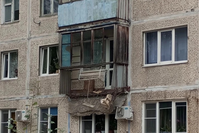 Балкон рухнул, добавив новых страхов
В одном из городо...