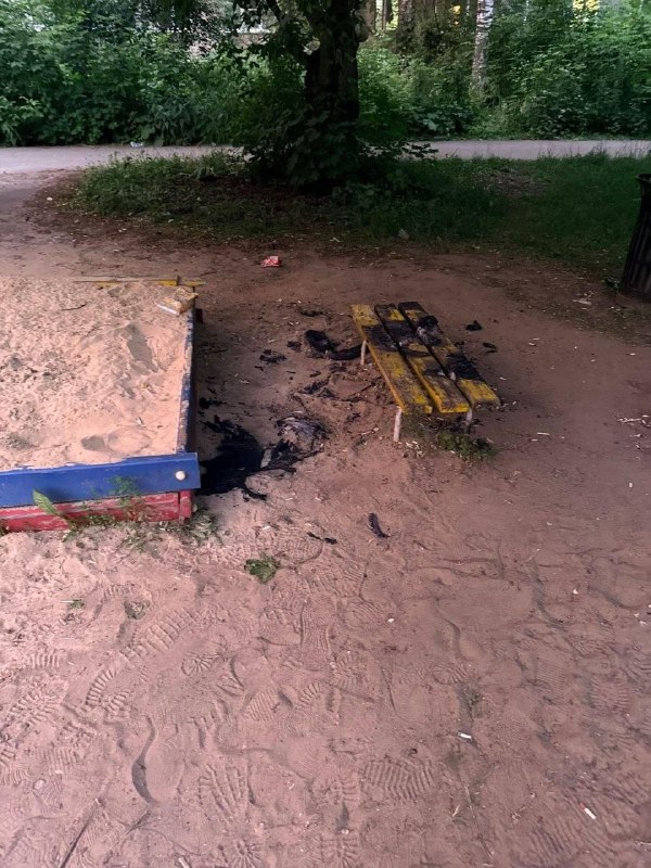 Пьяный мужчина сгорел после сна с сигаретой в Нижнем Новгороде.
Он уснул на лавочке возле детской