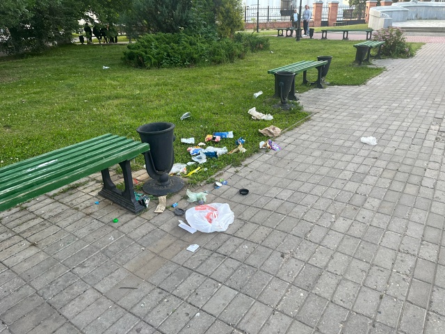 Какие же свиньи живут у нас в Шуе..
И это центр города
А?...