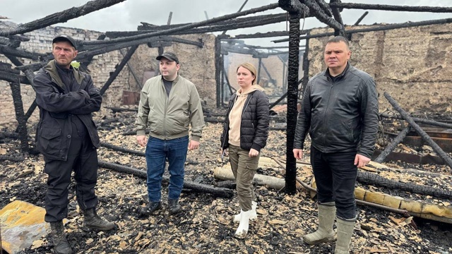 Коров и телят, спасённых во время пожара фермы в Велико...