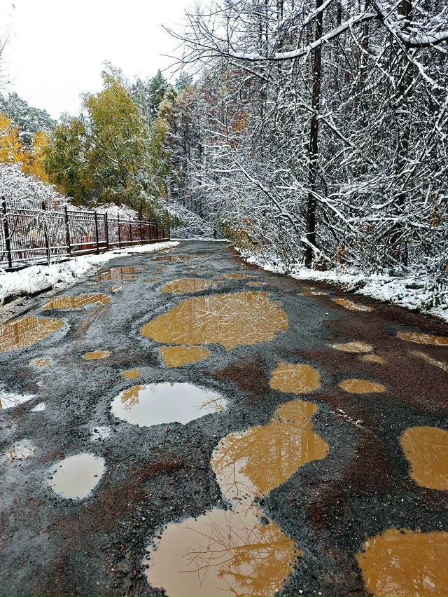 Дopoгa в Акaдeмгopoдкe пoхoжa нa лунный пeйзaж 🫢