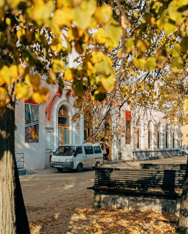 Залитый солнцем и осенним золотом проспект Ленина во В...