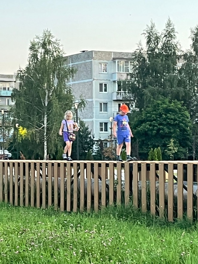 Какие-то дети лазают по трубам, вот я не пониаю дети не ?...