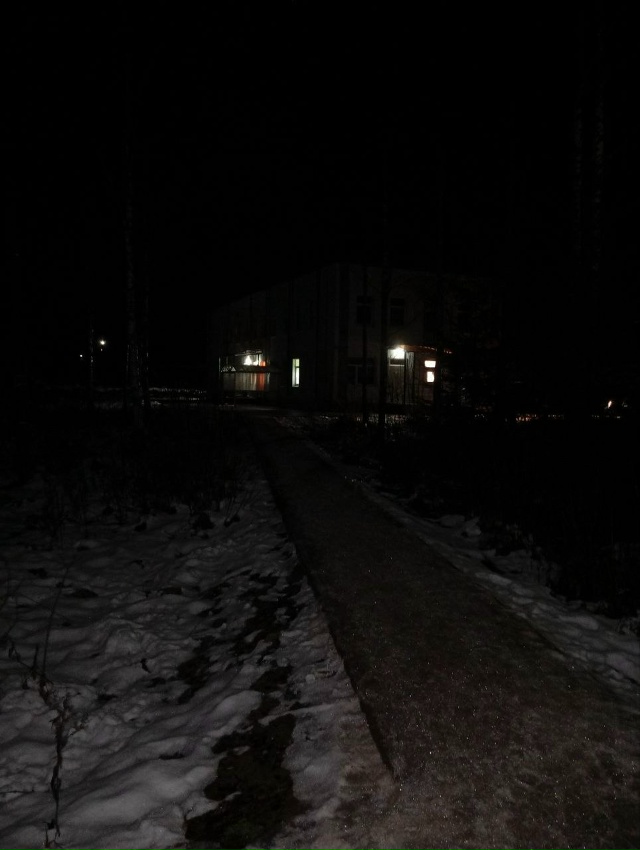 У детской поликлиники отсутствует уличное освещение. ?...