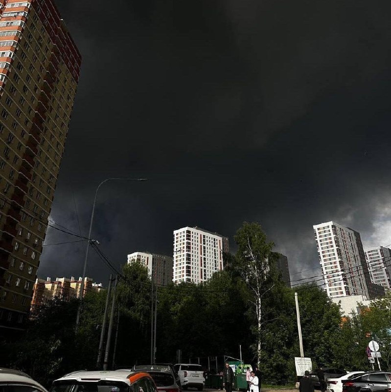 ⚡️ Массированная атака беспилотников на Москву — сбито 180 БПЛА Обломки дрона попали в ТЦ «Садовод»