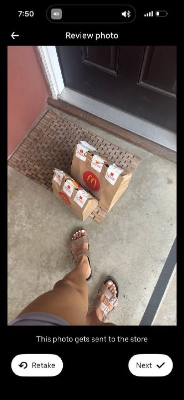 👀 Боже правый: курьер из Uber заметила странную фишку — когда в кадр с доставленным заказом случайно