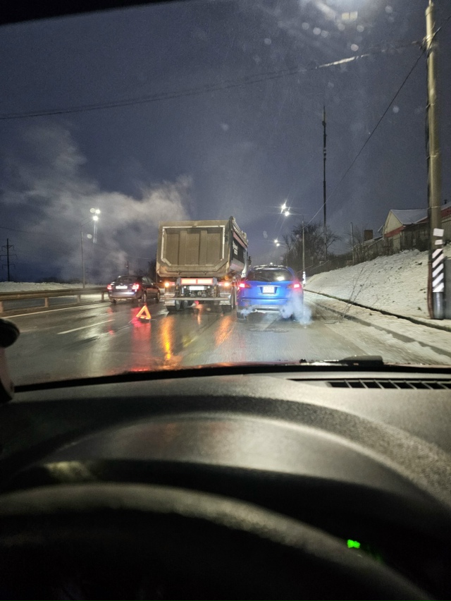 Наверху огуречки дтп. Фура 🚚, газель и прадо . Пробка у?...