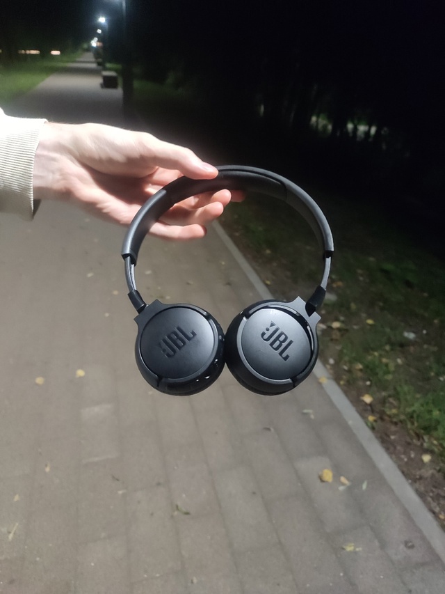 Нашли JBL наушники на скамейке у комбинатовского озеро 2...
