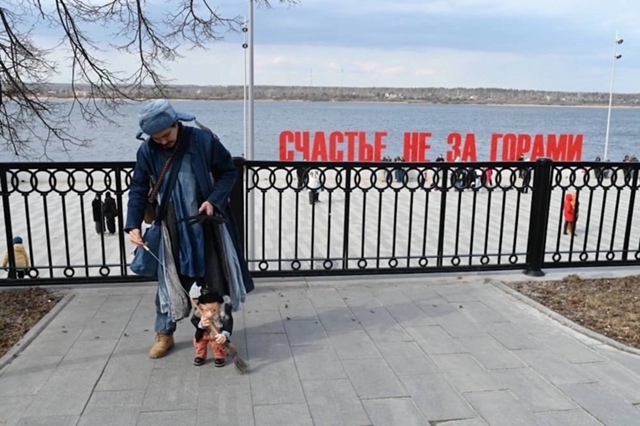 На пермской набережной появился дворник Семён Степано...