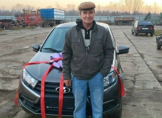 За многолетний труд новосергиевский механизатор Дмит?...