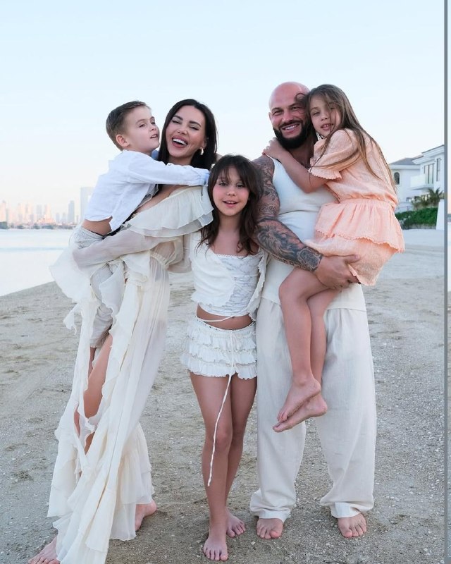 Джиган и Оксана Самойлова официально развелись после 14 лет брака.
Грустно пох*й