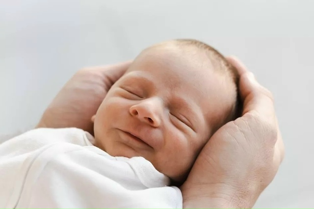 Интересные факты о новорожденных: Новорожденные могу...