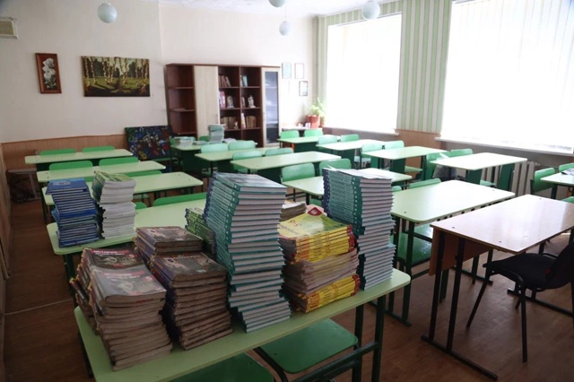 Образовательные учреждения Алчевска получили учебник...