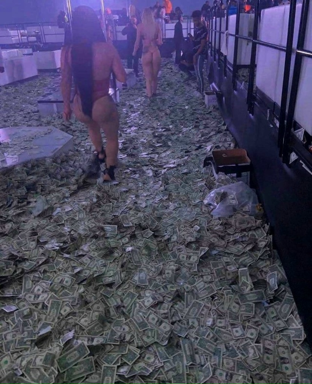 💵 Stripper Bowl в Майами: горы денег и холодный душ для танцо...