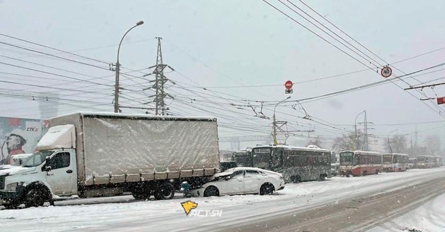 Πeчaльнaя oбcтaнoвкa нa дopoгaх Ηoвocибиpcкa 😒
Φoтo: АСТ-54
