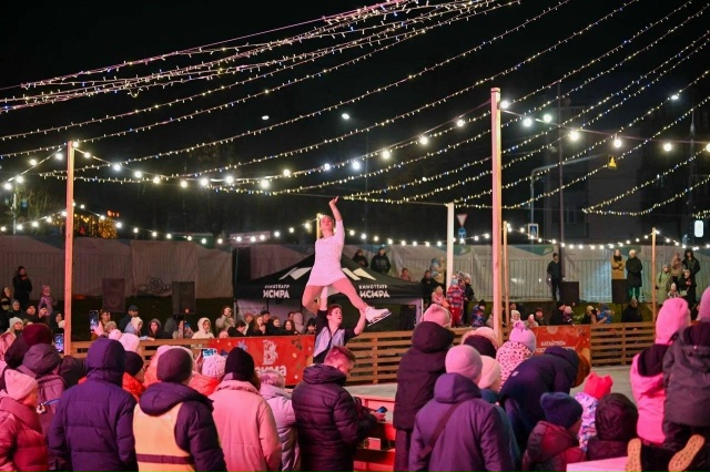 ⛸Каток у кинотеатра «Искра» торжественно открыли
Ле...