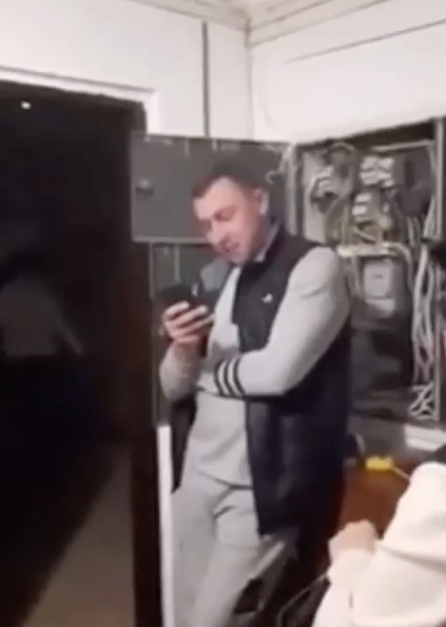 В Питере к мужику домой нагрянули наглые коллекторы, к?...