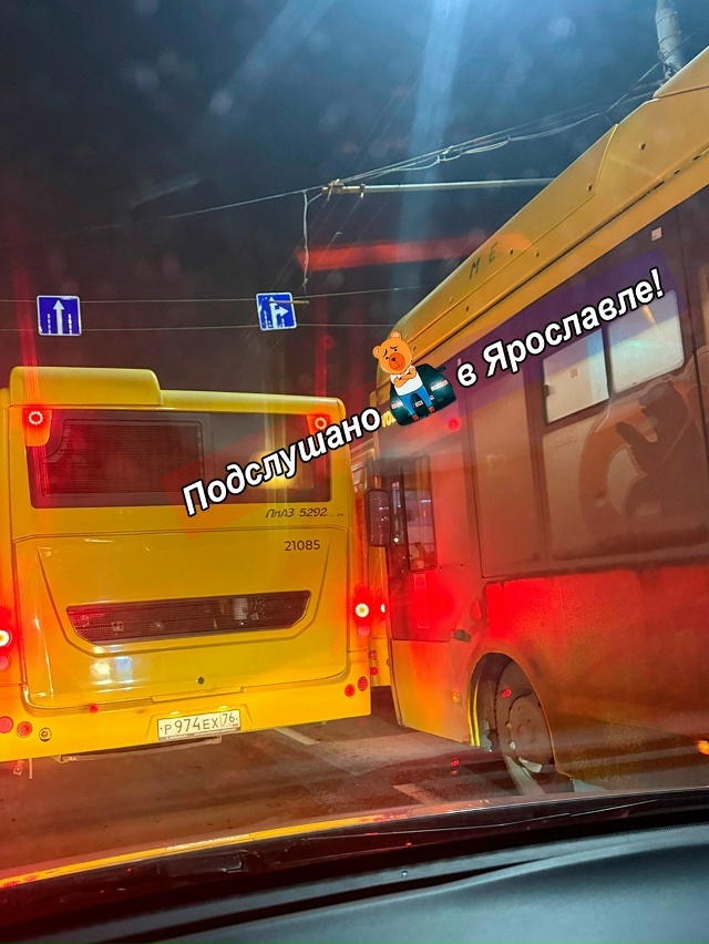 Трое желтых в одном ДТП.
А где соблюдение дистанции?