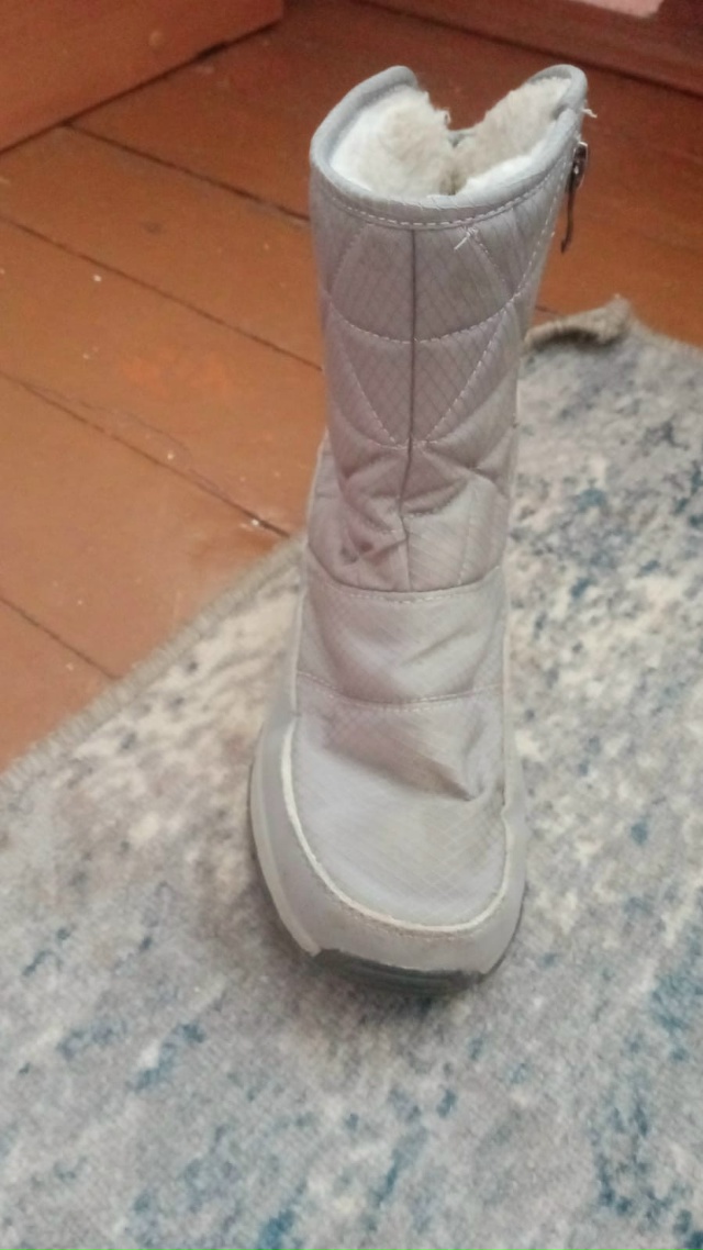 Продам зимнию курточку на девочку , в отличном состоян?...