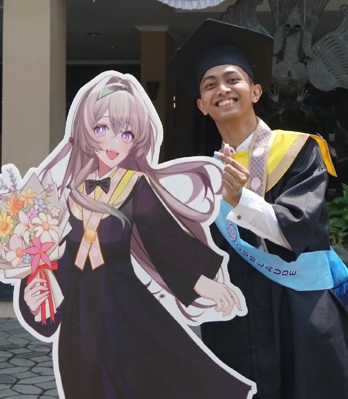 ⚡️Никаких женщин, только гача.
Парень эпично отпраздновал свой выпускной — в качестве официальной п