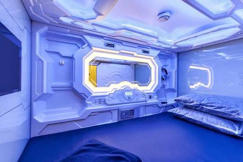 😨 Пассажирка застряла в каспульном отеле во Внуково
Дверь ячейки заклинило, девушка не может выбра