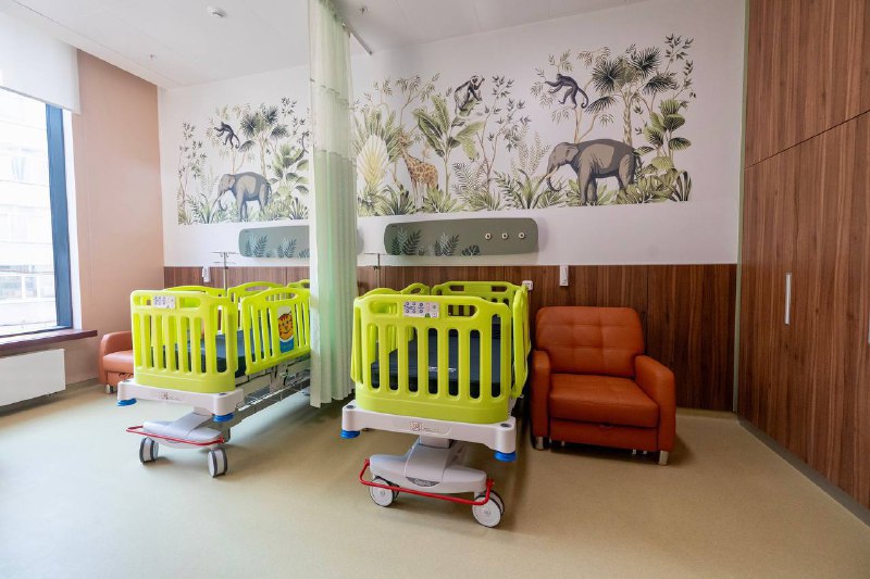 😍Спасатели в костюмах Дедов Морозов поздравляют маленьких пациентов московских больниц