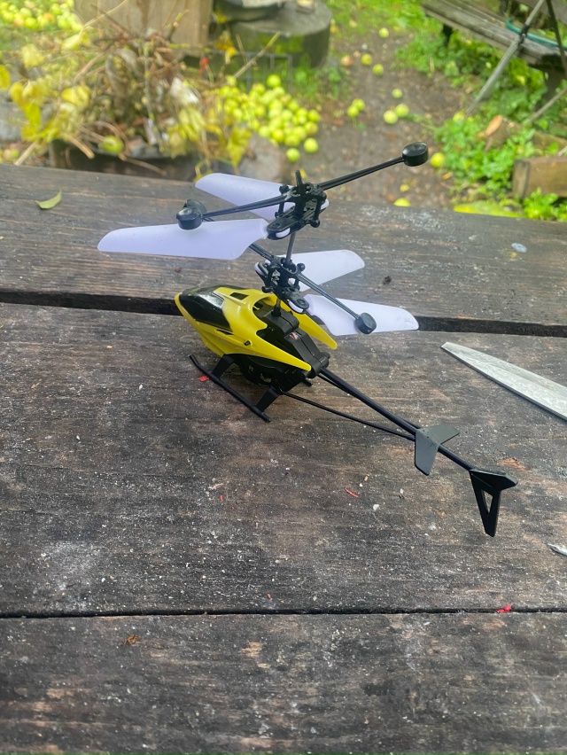 Чей вертолет залетел в огород