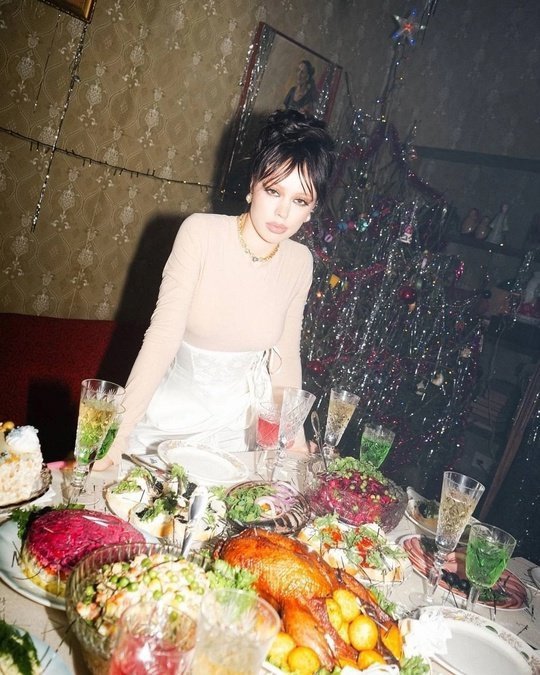 Инстасамка поделилась новогодним вайбом в стиле 90-х😅