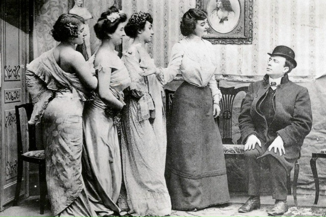 До начала 20-го века, на Рождество, в викторианской Англ?...