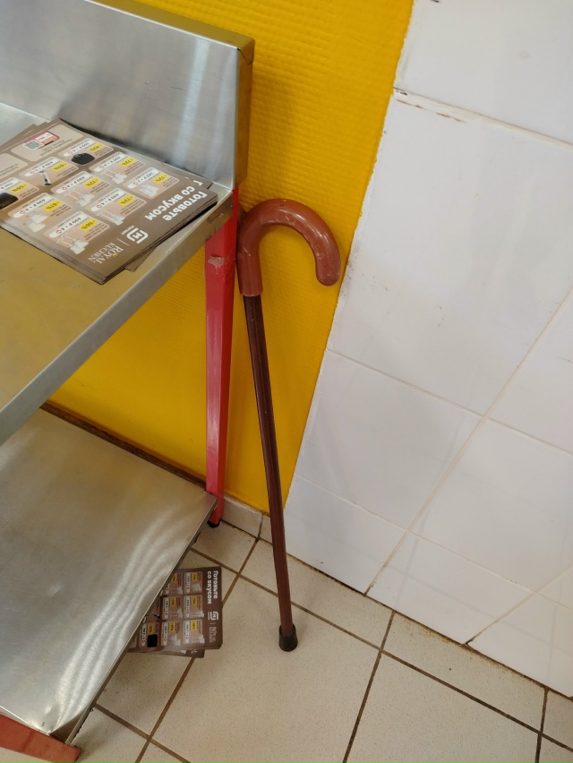 Оставлена трость в м-н Магнит,Ленина 120, может знает чья...