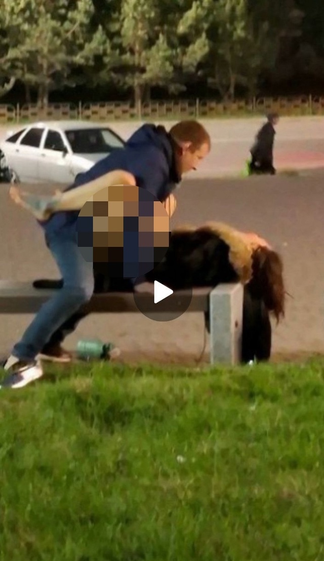 ?Прохожий изнасиловал полуголую пьяную девушка, кото...