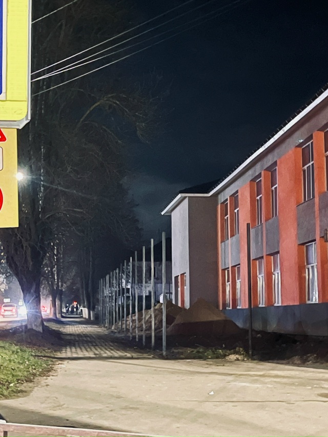 У первой школы начали ставить трехметровое ограждение