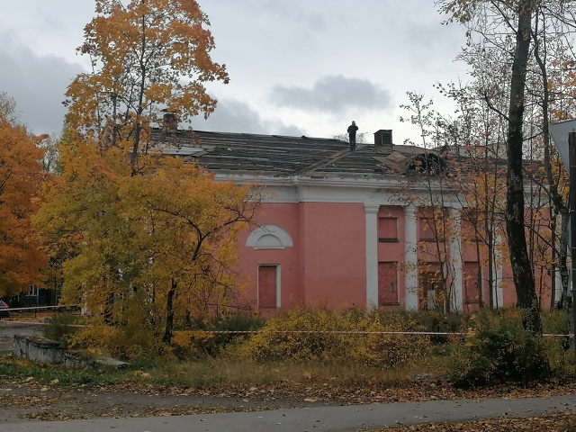 Разбирают крышу. Ремонтируют? Или сносят?..