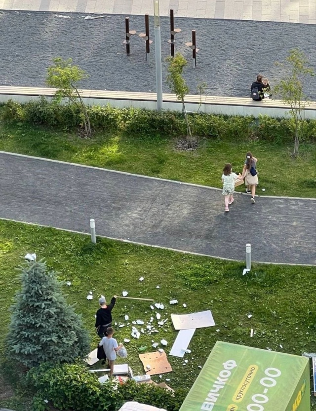 ?Дети тоже недалеко ушли…
Принесли с помойки упако?...