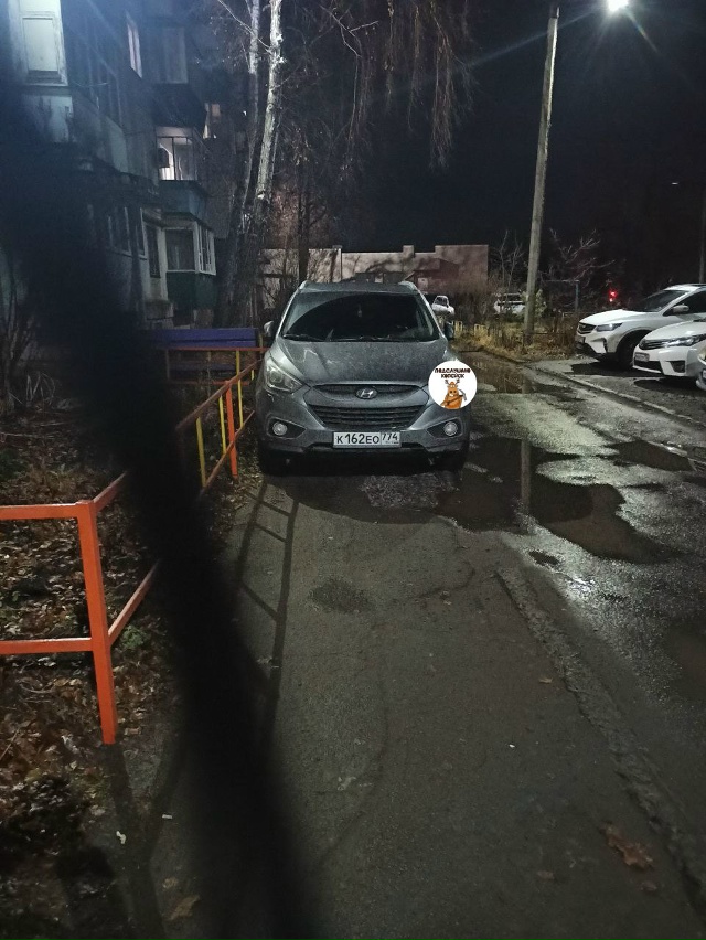 😡Это называется парковка по-копейски. В случае ЧП, пож...