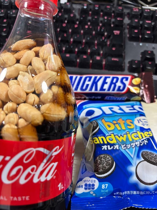 В японском интернете все начали массово пить колу с солёным арахисом — орехи засыпают прямо в бутылк