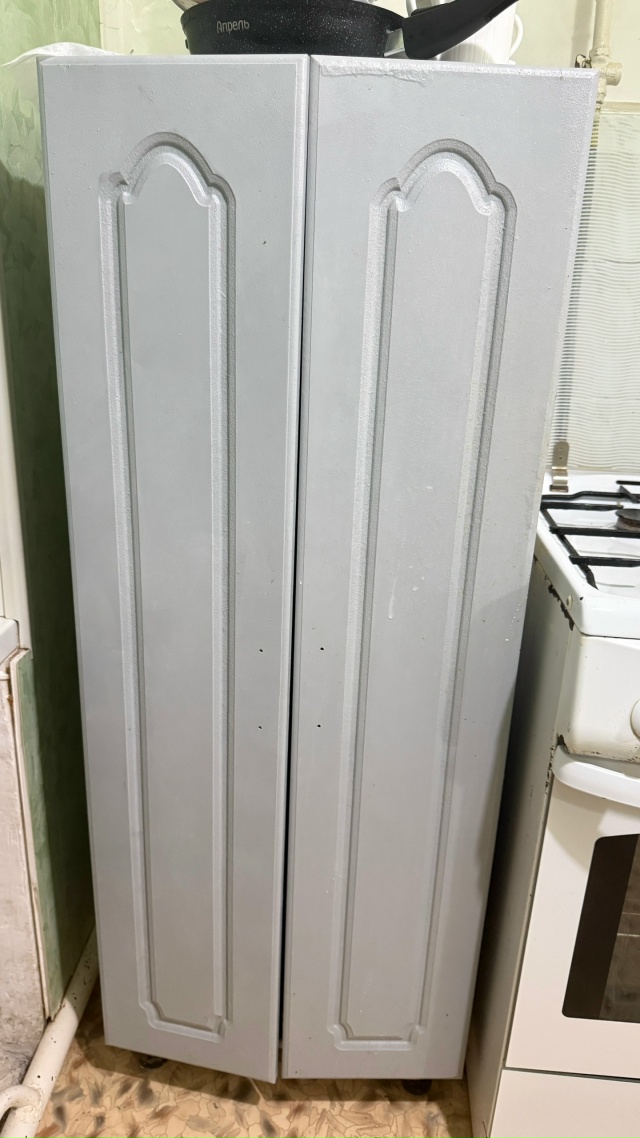 Продается напольный шкаф в нейтральном сером цвете. Ид...