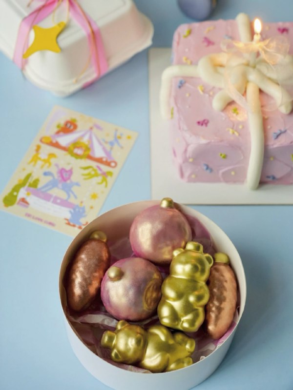 Вааау, в Биби лав кейк выпустили милейшие наборы муссовых пироженок в виде ёлочных игрушек. Цена наб