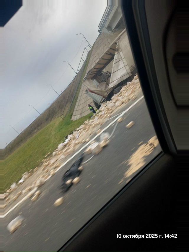 Фура у Кузнечихи. Водителя увезли в больницу.
Товар в?...