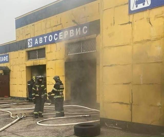Пожарные потушили горящую машину на территории АЗС в П...