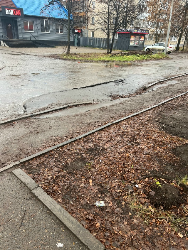 Была небольшая дыра в дороге, не так давно заделали её. ...