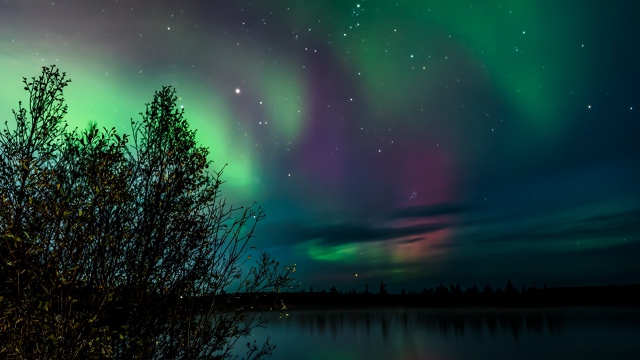 Потрясающая аврора сияла над Мурманской областью ночь...